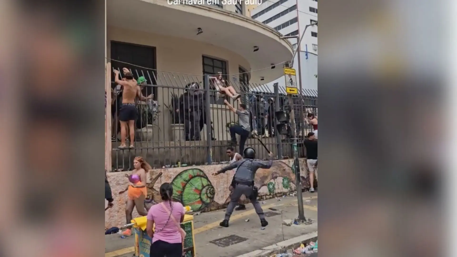 Vídeo mostra PMs agredindo foliões durante bloco em SP