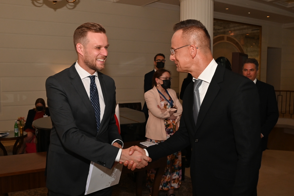 Linha direta do Kremlin: Hungria conspirou com a Rússia para retirar da lista oligarcas, empresas e bancos sancionados