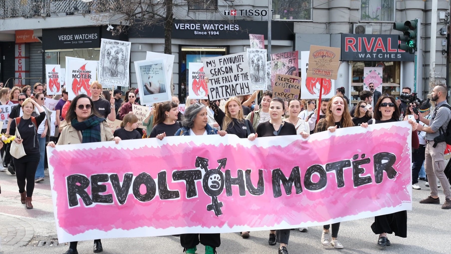 À medida que as mulheres marcham pelos direitos, o género torna-se uma arma digital