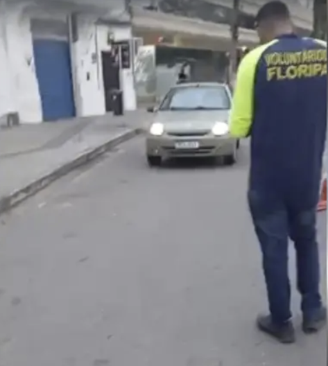 ‘ICE de Floripa’: vídeo mostra voluntários impedindo morador de entrar em casa