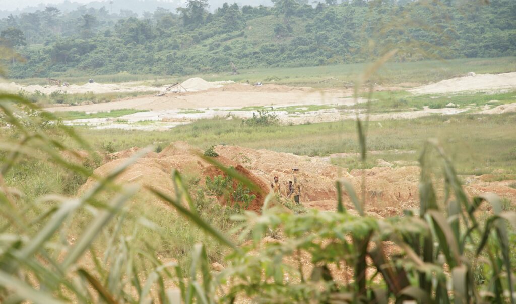 Gana: a pista de ouro ilegal na Índia