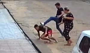 Réu é condenado quatro anos após tentar matar jovem negro, mas foge do fórum