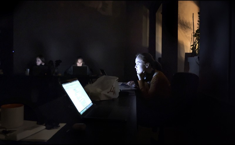 Reporte e sobreviva: jovens jornalistas da Ucrânia investigam durante o inverno mais brutal da guerra