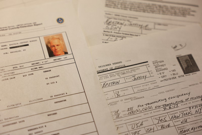 Recém-lançado Epstein Records detalha laços financeiros que ligam bilionário, consultor de arte e Epstein