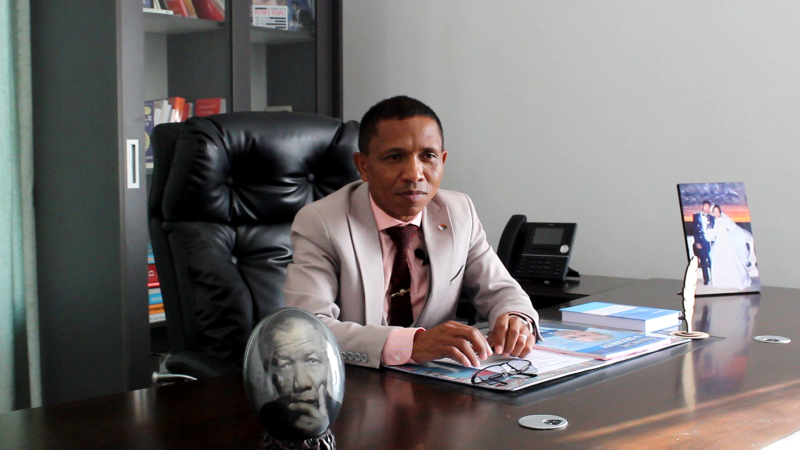 Líder de transição de Madagascar contrata especialista anticorrupção como primeiro-ministro