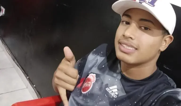 &lsquo;Conseguiram me torturar de novo&rsquo;, diz m&atilde;e ap&oacute;s 4&ordm; adiamento de j&uacute;ri de ex-PMs acusados de matar adolescente