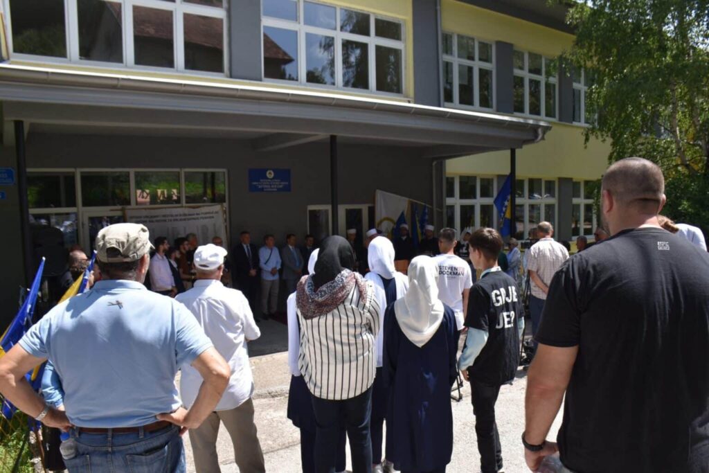 As provas apresentadas em vários julgamentos por crimes de guerra apontam para o profundo envolvimento de dois homens sérvios da Bósnia na perseguição e assassinato de bósnios na região de Kalinovik, na Bósnia e Herzegovina, em 1992. Nenhum dos dois jamais foi acusado e a Sérvia, onde vivem, recusou-se a dar prosseguimento ao caso.