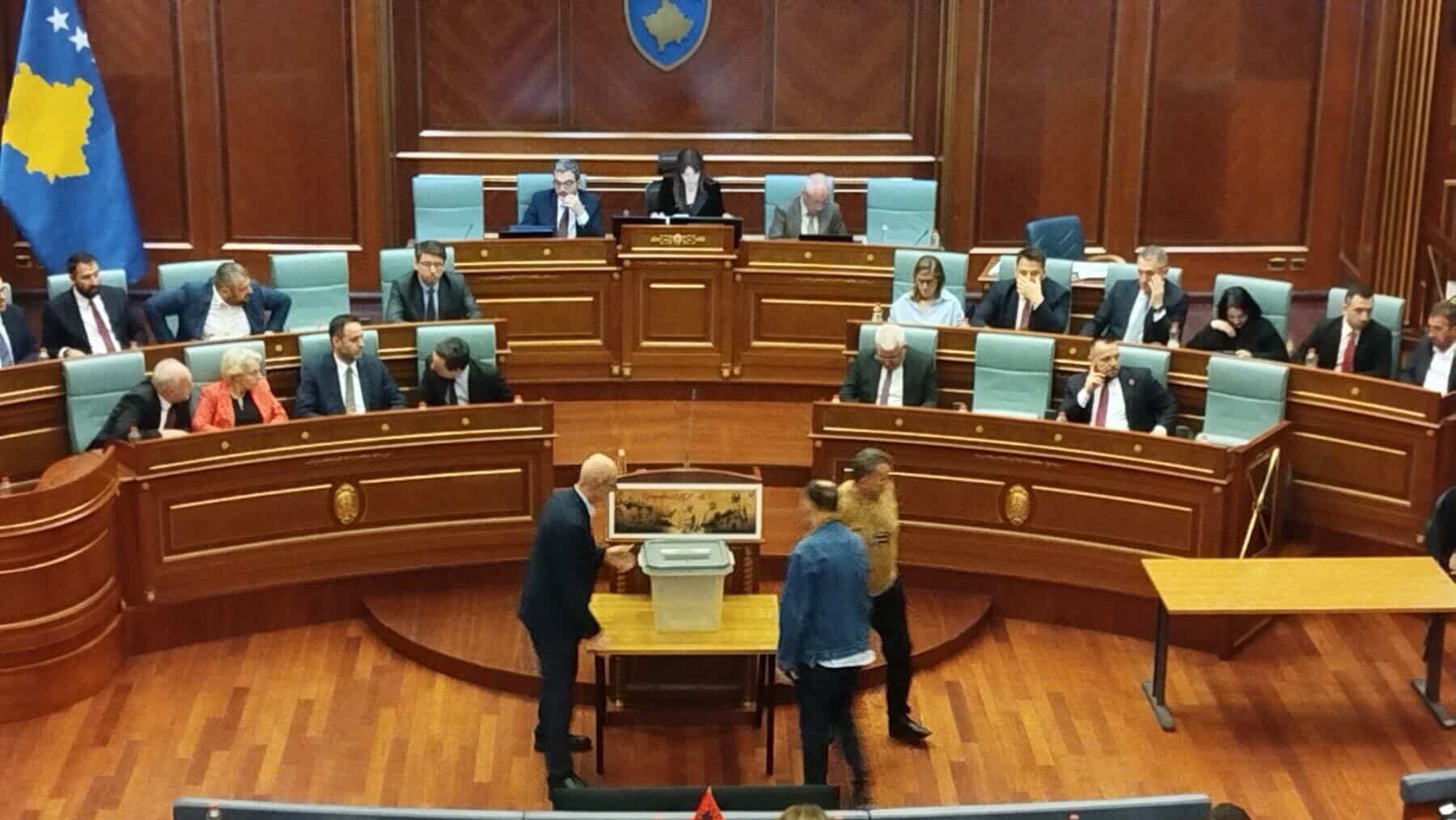 Deputados do Kosovo não conseguem eleger presidente, desencadeando nova crise política