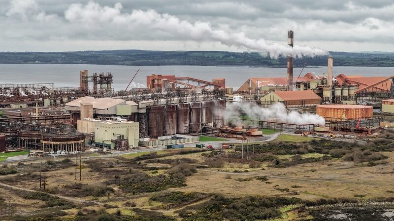UE enfrenta pressão para fechar brecha na alumina irlandesa após ligação de armas com a Rússia