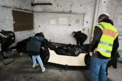 Ataques europeus prendem contrabandistas que dão tubos de pneus a migrantes para cruzar o Canal da Mancha