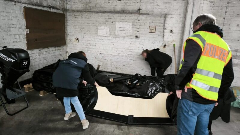 Ataques europeus prendem contrabandistas que dão tubos de pneus a migrantes para cruzar o Canal da Mancha