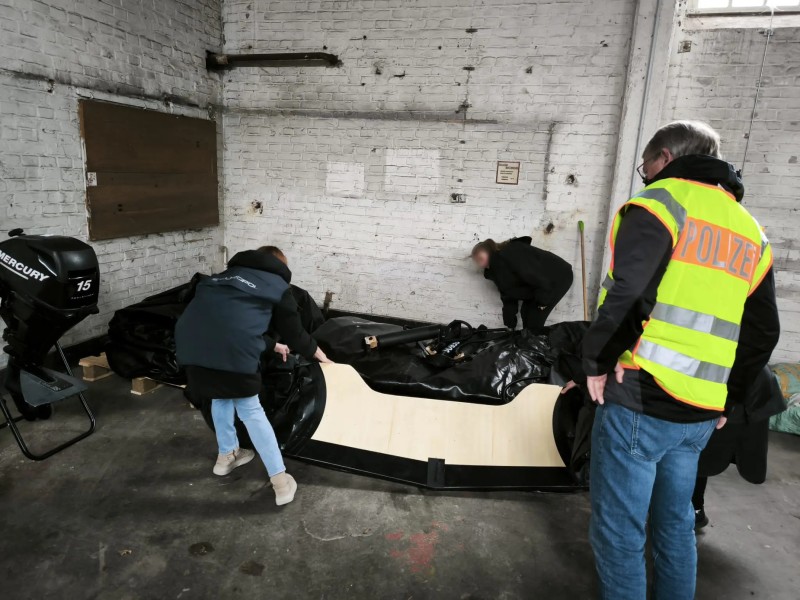 Ataques europeus prendem contrabandistas que dão tubos de pneus a migrantes para cruzar o Canal da Mancha