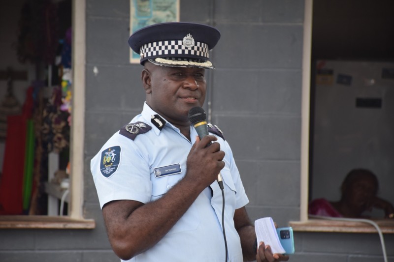 Um policial das Ilhas Salomão foi investigado por despejar metanfetamina no mar. Agora ele está pronto para se tornar comissário.