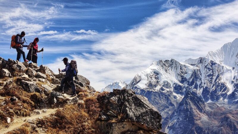 Trekkers envenenados e voos fantasmas: Nepal acusa 32 em grande esquema de resgate no Himalaia